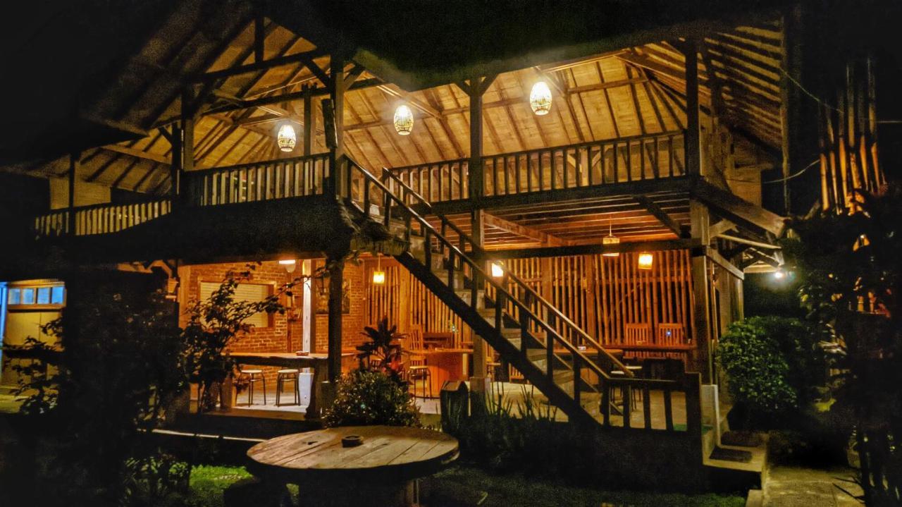 Peraja Bungalows Loyok Sangyang Экстерьер фото