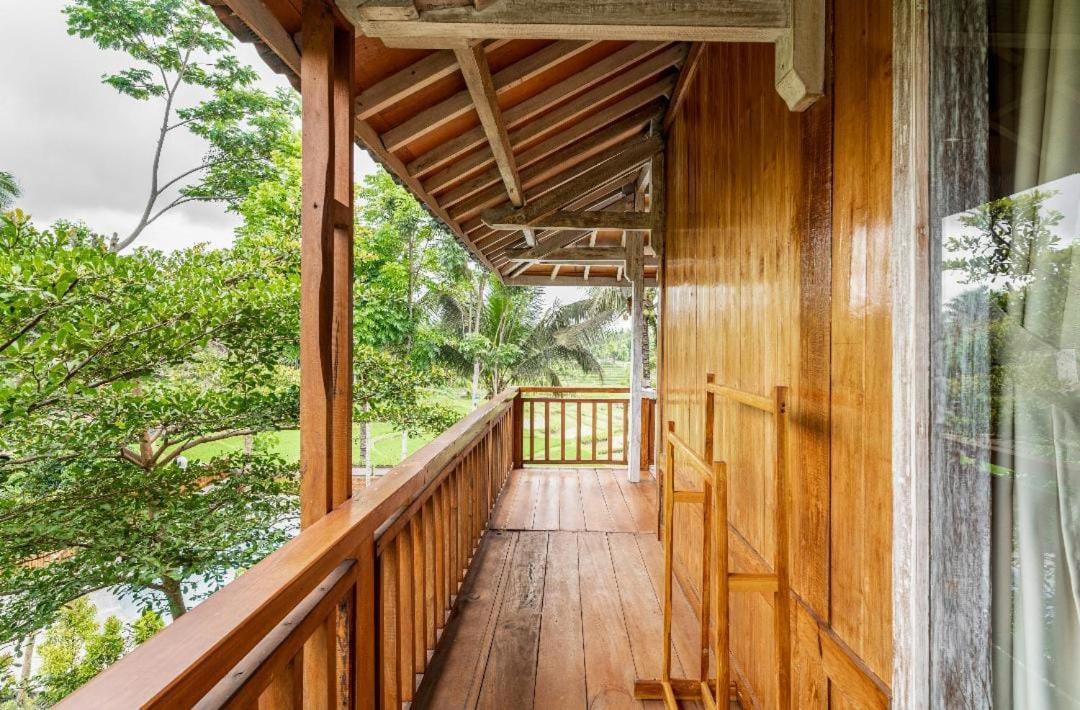 Peraja Bungalows Loyok Sangyang Экстерьер фото